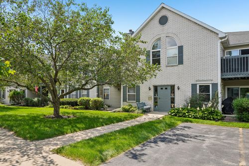 N25W24069 River Park Dr, Pewaukee, WI, 53072-5841 | Card Image