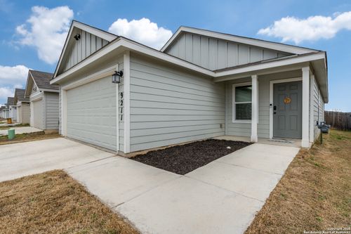 9211 Navarro Vis, Seguin, TX, 78155-3262 | Card Image