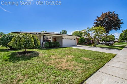 39356 Della Rosa Dr, Sterling Heights, MI, 48313-5224 | Card Image