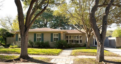 415 Center Dr, Corpus Christi, TX, 78411-1615 | Card Image