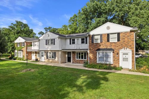 5062 W Colonial Court, Greenfield, WI, 53220 | Card Image