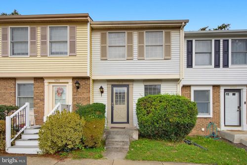 8284 Crestmont Cir, SPRINGFIELD, VA, 22153-3825 | Card Image
