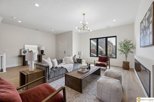 a-and-b-7165 Kentwell Ln, Lincoln, NE, 68516-6569 | Card Image