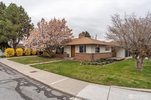 215 Pearl St, Wenatchee, WA, 98801-2518 | Card Image