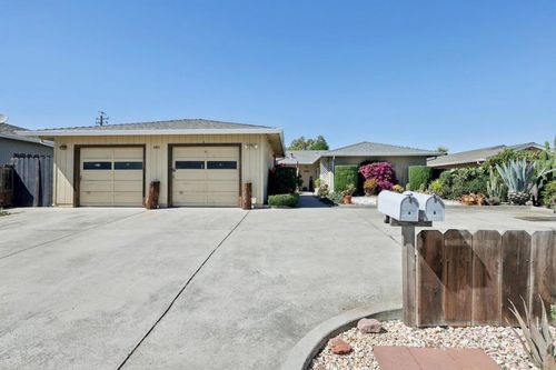 880 Apricot Ln, Hollister, CA, 95023-4563 | Card Image