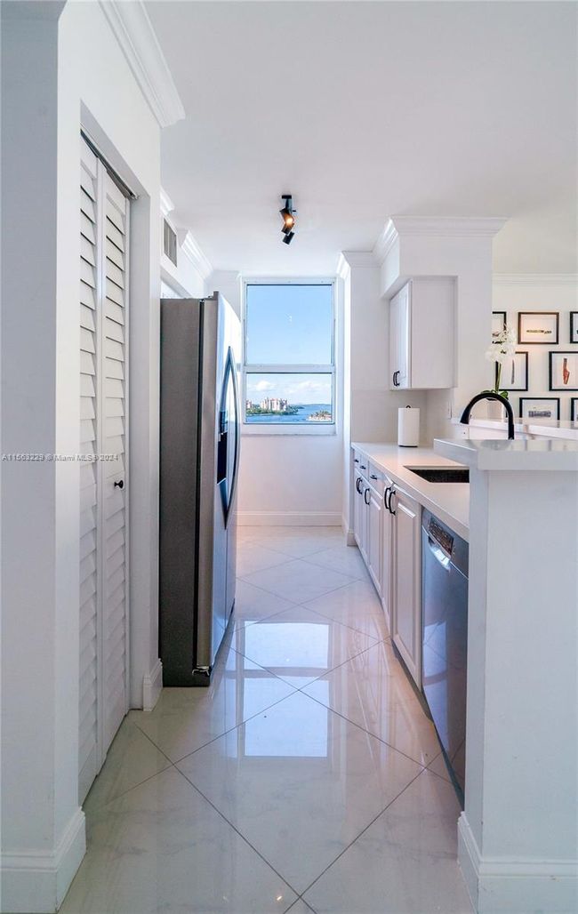 APT-1012 - 90 Alton Rd, Condo with 2 bedrooms, 2 bathrooms and null parking in Miami Beach FL | Image 8