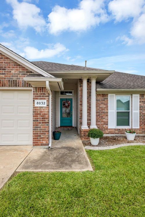 8032 Torrey Pines Cir, Beaumont, TX, 77707-6402 | Card Image