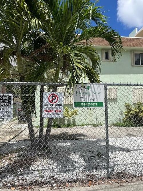 apt-1-220 Nw 7th Ave, Miami, FL, 33128-1560 | Card Image