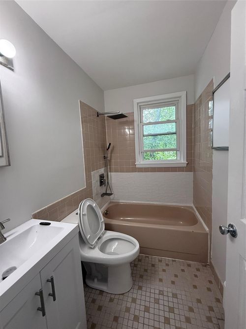 77 Woods Ave, Rockville Centre, NY, 11570-5936 | Card Image
