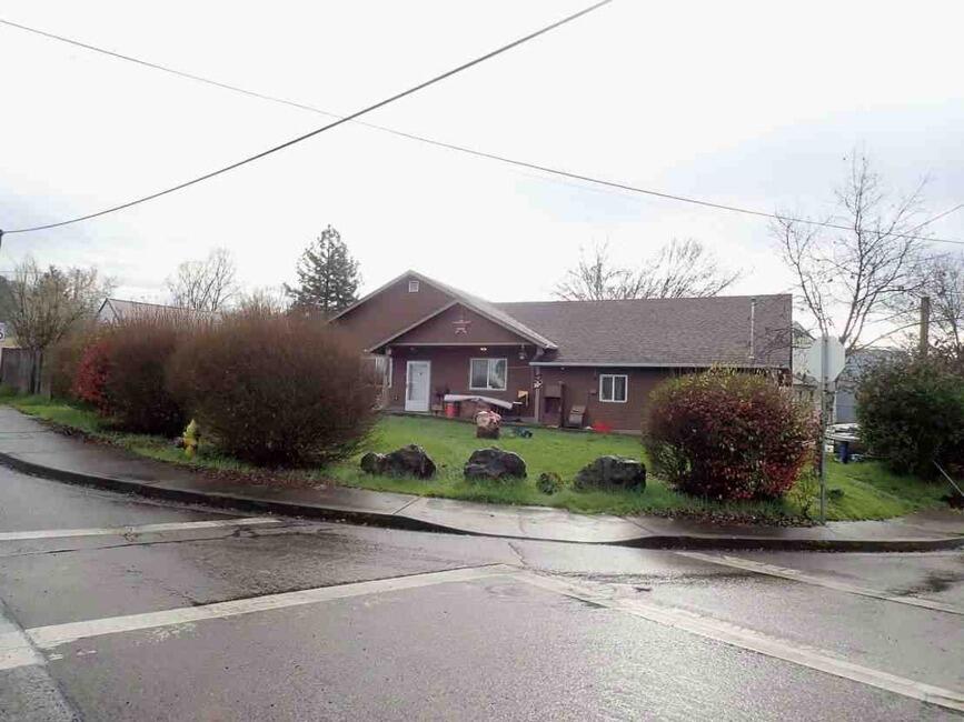 Chestnut Ave, Roseburg, OR 97470