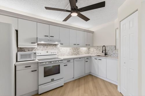 apt-304-5900 Camino Del Sol, Boca Raton, FL, 33433-5801 | Card Image