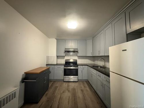 3-4204 28th Ave, Astoria, NY, 11103-2802 | Card Image