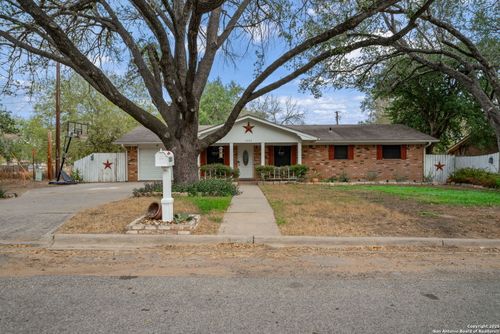 1026 Oakcrest Dr, Pleasanton, TX, 78064-3946 | Card Image