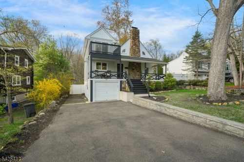 8 Mountainside Dr, Wayne, NJ, 07470-4209 | Card Image