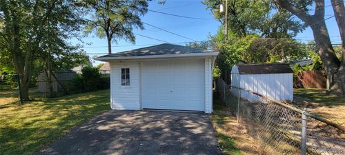 2043 Pilgrim St, Ferndale, MI, 48220-1517 | Card Image