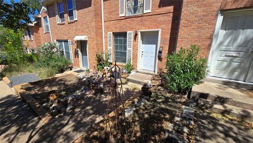 831-831 E Oltorf St, Austin, TX, 78704-5660 | Card Image