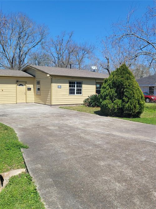 500 Bluebonnet Dr, La Marque, TX, 77568-4412 | Card Image