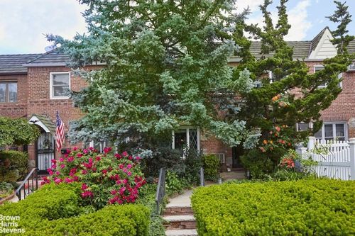 61-57 77th Pl, Middle Village, NY, 11379-1333 | Card Image