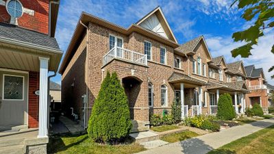 2030 Bur Oak Ave, Home with 3 bedrooms, 4 bathrooms and 3 parking in Markham ON | Image 2