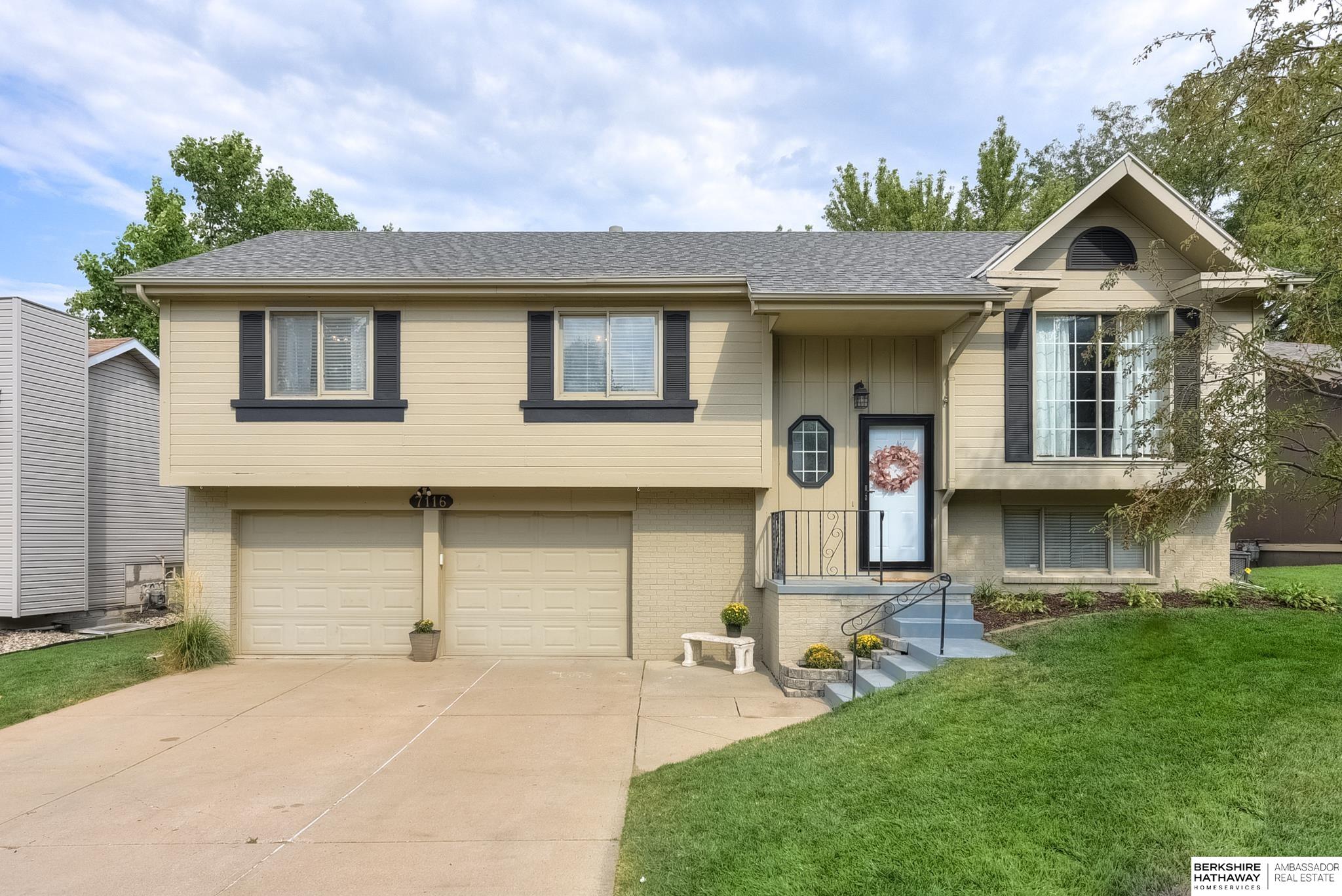 Joyce St, Omaha, NE 68138