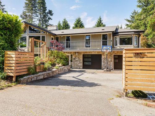 1657 Ash Rd, Saanich, BC, V8N2T2 | Card Image