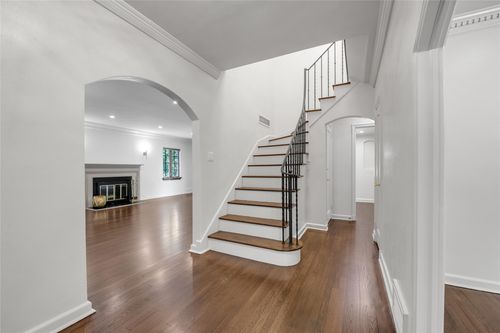 175 Dover Rd, Manhasset, NY, 11030-3709 | Card Image