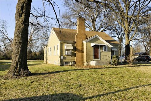 123 E Atkinson Ave, Pittsburg, KS, 66762-2301 | Card Image