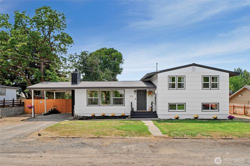 1238 1st St Se, East Wenatchee, WA, 98802-5505 | Card Image