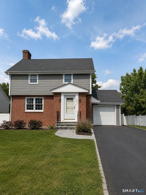 560 Old Town Rd, Trumbull, CT, 06611-4843 | Card Image
