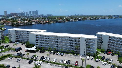apt-r110-3010 Marcos Dr, Aventura, FL, 33160-2551 | Card Image