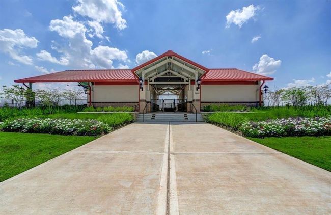 Discover an exceptional clubhouse featuring an Olympic-sized pool and a state-of-the-art gym. | Image 22