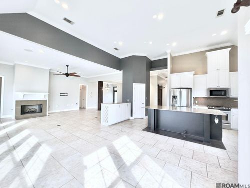 6157 Breeze Point Dr, Gonzales, LA, 70737-8575 | Card Image