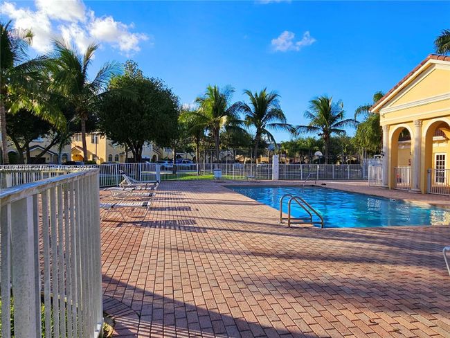 953 Sw 149 Th Ct, Townhouse with 4 bedrooms, 3 bathrooms and null parking in Miami FL | Image 34