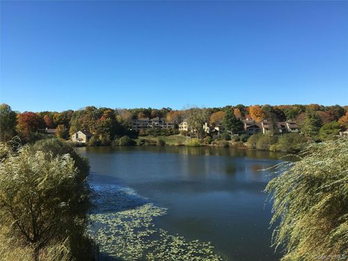 905 Oakridge Cmns, South Salem, NY, 10590-2442 | Card Image