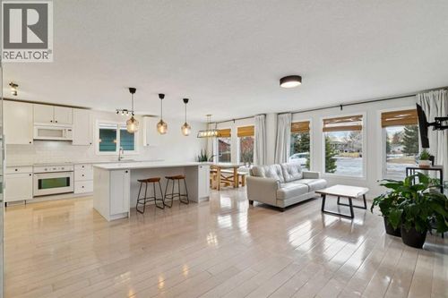 44 Shawcliffe Bay Sw, Calgary, AB, T2Y1H1 | Card Image