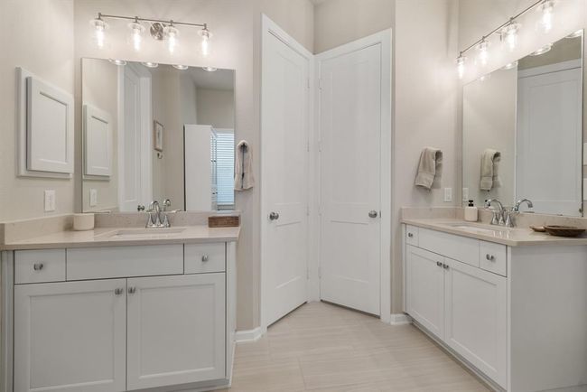 Double sinks in the primary bathroom. | Image 22