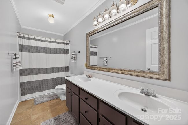 Hall Bathroom | Image 10