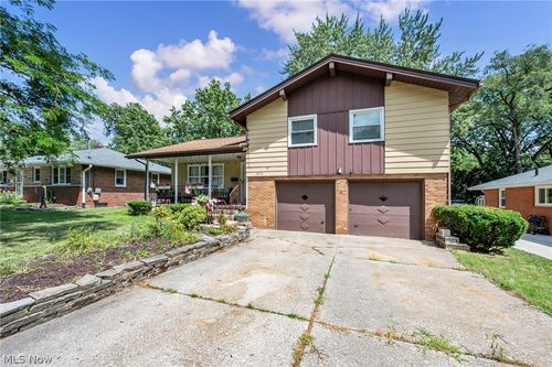 3273 Englewood Dr, Stow, OH, 44224-3148 | Card Image