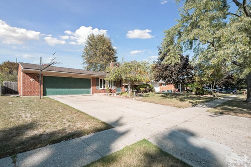 5788 Strathdon Way, Waterford, MI, 48327-2051 | Card Image