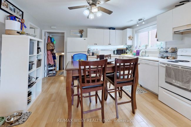 B - 39 Portland Cres, Home with 2 bedrooms, 3 bathrooms and 2 parking in Newmarket ON | Image 8