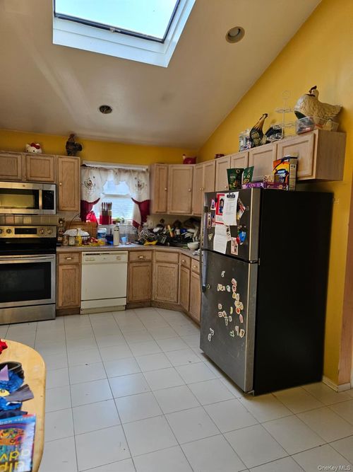 638 May St, South Hempstead, NY, 11550-7925 | Card Image