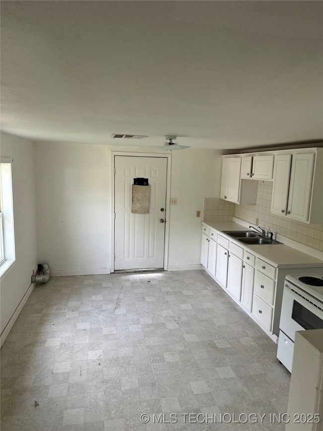 133 N Bryan St, House other with 2 bedrooms, 1 bathrooms and null parking in Okmulgee OK | Image 7