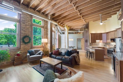 306 E Lincoln Ave, Milwaukee, WI, 53207-1564 | Card Image