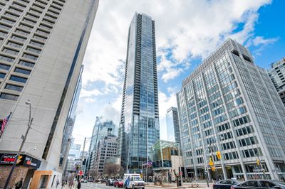 3709 - 180 University Ave, Condo with 2 bedrooms, 3 bathrooms and 1 parking in Toronto ON | Image 1