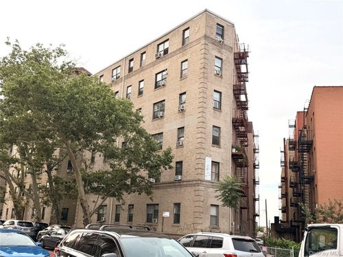 c19-70-35 Broadway, Jackson Heights, NY, 11372-6151 | Card Image