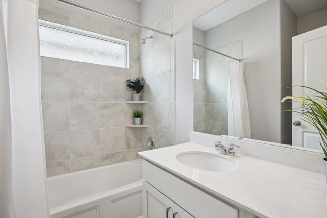 Hall bathroom between bedrooms 2 & 3. | Image 20