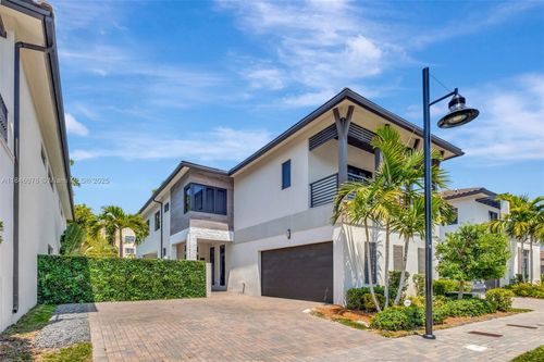 8169 Nw 48th Ter, Doral, FL, 33166-5688 | Card Image