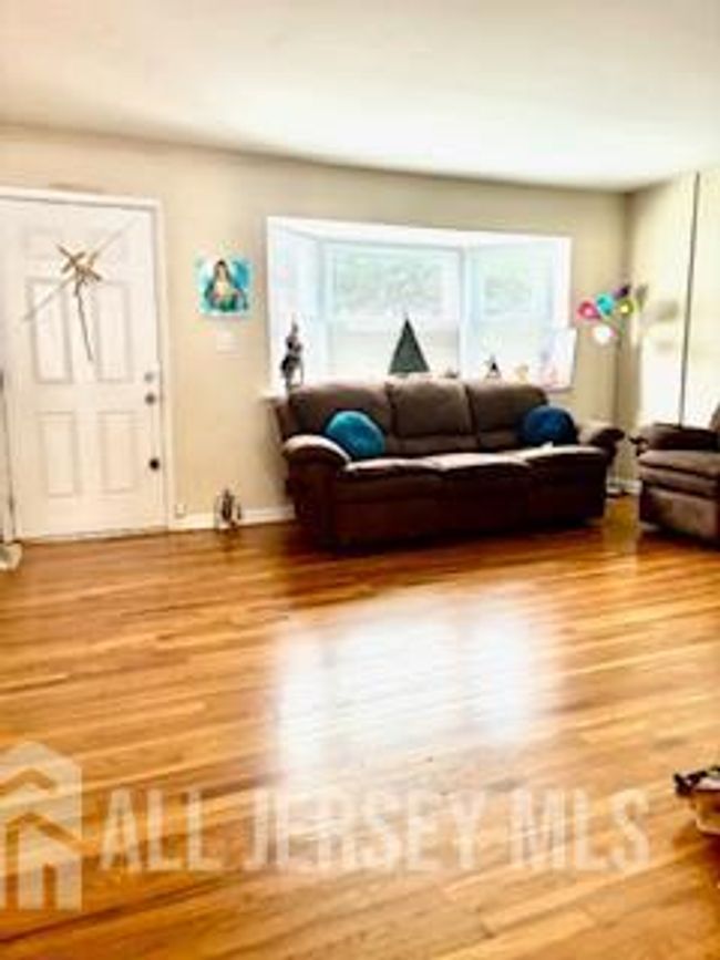 318 High St, Townhouse with 3 bedrooms, 2 bathrooms and null parking in Perth Amboy NJ | Image 5