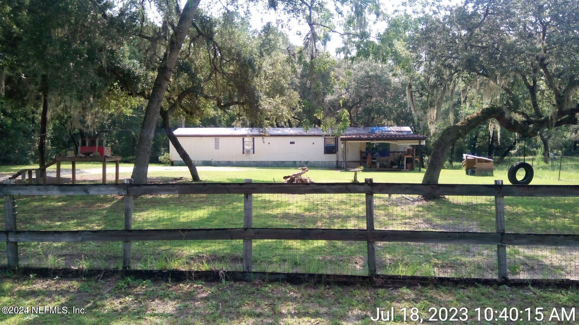Woodland Ln, Hawthorne, FL 32640