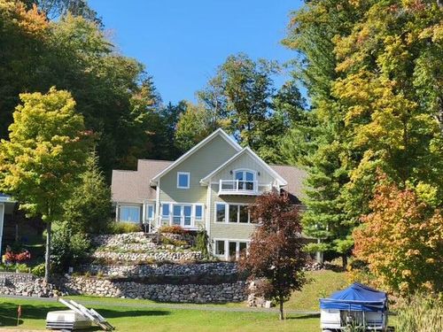 487 E Sawyer Blvd, Newaygo, MI, 49337-8373 | Card Image